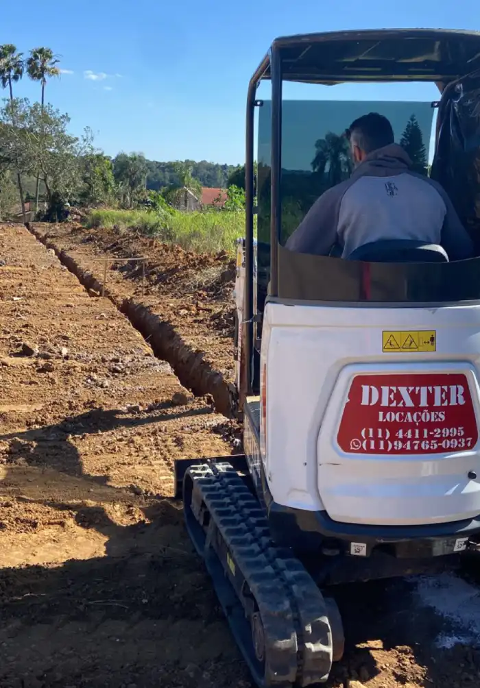 Mini escavadeira disponível para aluguel na Dexter Locações em Atibaia